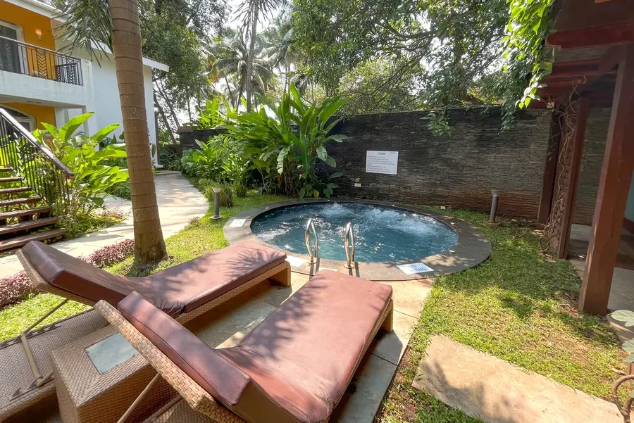 Acron Waterfront Jacuzzi